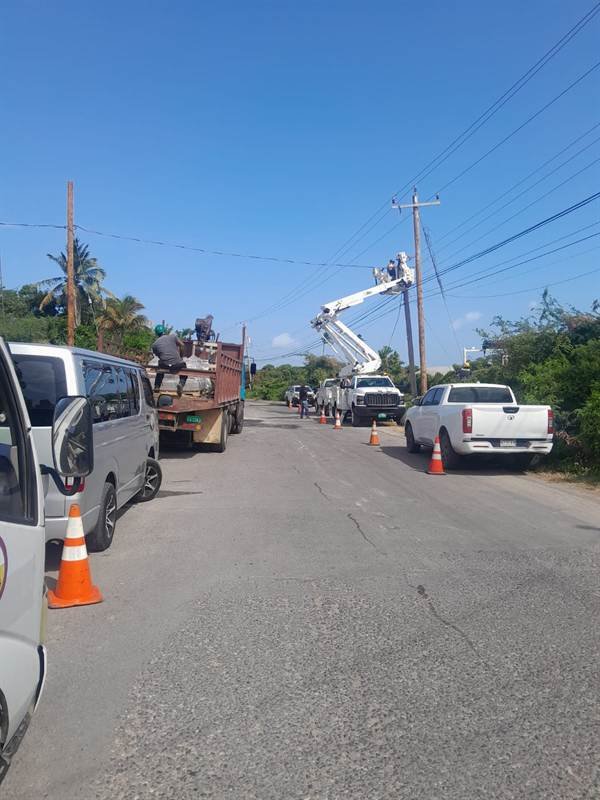 JPSCo crew setting a new utility pole